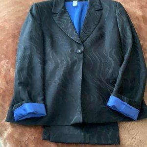 Women’s suit with pants, brand new w/o tags.